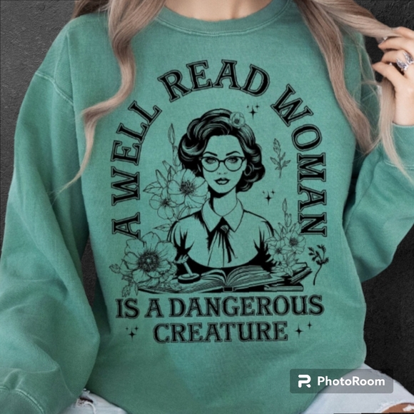 🩷FIRM PRICE🩷 A well read woman is a dangerous creature sweatshirt - Picture 1 of 4